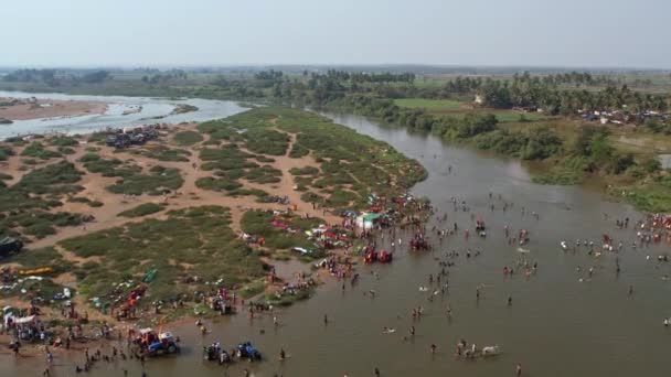 Aerial View Crowd People Bathing Large River Hindu Religious Festival — ストック動画