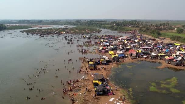 Вид Воздуха Огромную Толпу Людей Расположившихся Берегу Реки Время Индуистского — стоковое видео