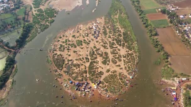 Aerial View Crowd People Camping Bathing Large Riverbank Hindu Religious — Stok video