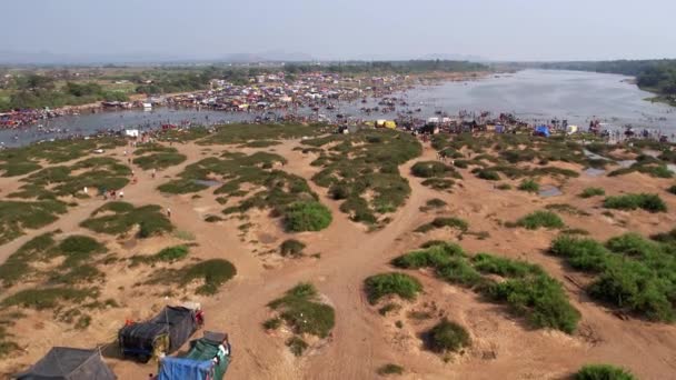 Aerial View Huge Crowd People Camped Riverbank Hindu Religious Festival — Wideo stockowe