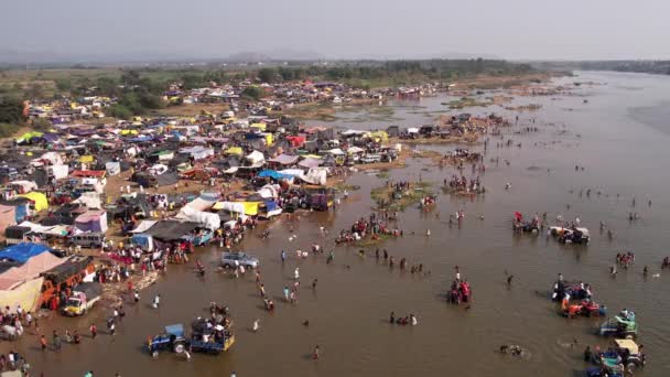 ヒンドゥ教の宗教祭カルニコタサヴァ Mailaralingeshwaraカルニカの間に川沿いにキャンプ人々の巨大な群衆の空中ビュー — ストック動画