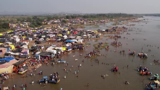 Aerial View Huge Crowd People Camped Riverbank Hindu Religious Festival — Stockvideo