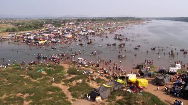 Pandangan Udara Terhadap Kerumunan Besar Orang Yang Berkemah Tepi Sungai — Stok Video