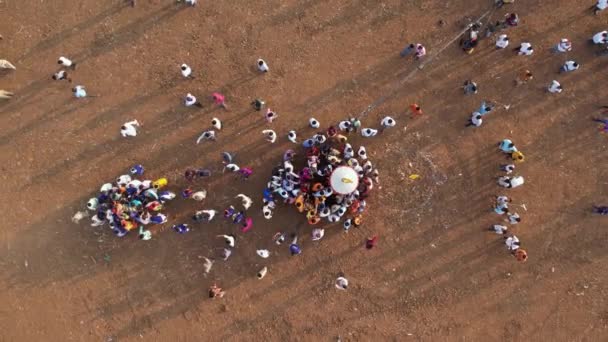 Antenn Ovanifrån Massiv Folkmassa Samlades Fälten För Hinduisk Religiös Festival — Stockvideo