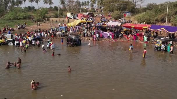 印度维贾亚纳加拉 2023年2月7日 在印度教宗教节日Karnikotsava 在河岸上俯瞰公牛 帐篷和人群 — 图库视频影像