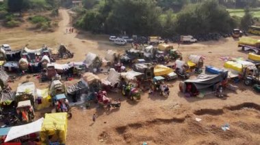 Vijayanagara, Hindistan-7 Şubat 2023: Hindu dini festivali karnikotsava (kehanet) sırasında nehir kenarında kamp kuran bir kalabalığın havadan görünüşü, postacı karnika karnika