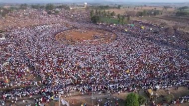 Geleneksel Hindu dini festivali karnikotsava 'da (kehanet) toplanan büyük bir insan kalabalığının hava manzarası, postanedeki eshwara karnika