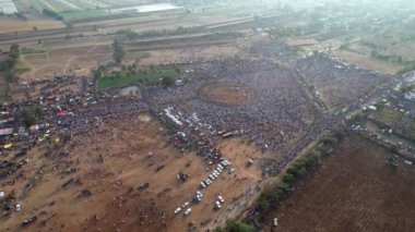 Geleneksel Hindu dini festivali karnikotsava 'da (kehanet) toplanan büyük bir insan kalabalığının hava manzarası, postanedeki eshwara karnika