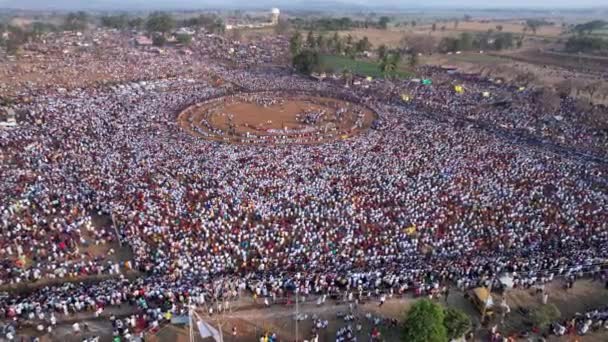 在一年一度的印度教节 Karnikotsava 上聚集的大批民众的空中俯瞰 Karnikotsava Karnika — 图库视频影像