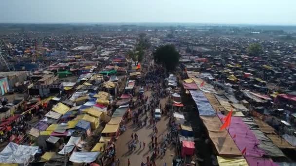 2023年2月7日 印度维贾亚那加拉 在印度教节庆期间 在一个拥挤的集市上 一大群人在繁忙的道路上行走的空中轨道景象 — 图库视频影像