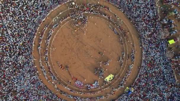 Αεροφωτογραφία Από Ένα Τεράστιο Πλήθος Ανθρώπων Που Συγκεντρώθηκαν Στο Ετήσιο — Αρχείο Βίντεο