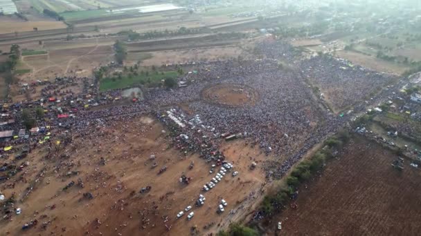 Вид Воздуха Огромную Толпу Людей Собравшихся Ежегодном Индуистском Религиозном Фестивале — стоковое видео