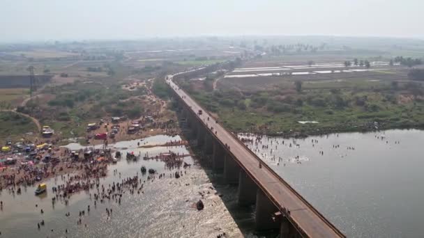 Vista Aérea Uma Longa Ponte Multidão Devotos Tomando Banho Rio — Vídeo de Stock