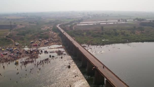 Aerial View Long Bridge Crowd Devotees Bathing River Hindu Religious — Stock videók