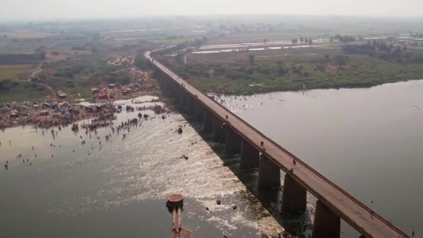 Aerial View Long Bridge Crowd Devotees Bathing River Hindu Religious — Vídeo de Stock
