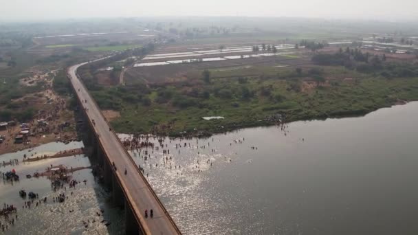 Aerial View Long Bridge Crowd Devotees Bathing River Hindu Religious — Stok video