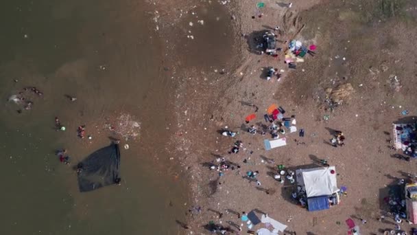 Αεροφωτογραφία Του Πλήθους Που Κολυμπά Στη Μεγάλη Όχθη Του Ποταμού — Αρχείο Βίντεο