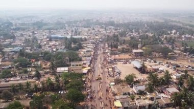 Hindu dini fuarı sırasında tarım arazilerindeki büyük çadır ve barınakların bulunduğu kalabalık yolun hava yolu manzarası.