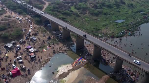 在印度教宗教节日期间 空中观看过河的车辆和在大河中洗澡的人 — 图库视频影像