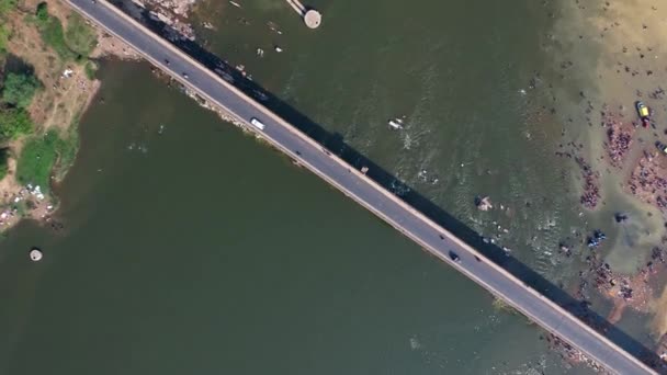 Vzdušný Výhled Dlouhý Most Přes Velkou Řeku Během Slunečného Dne — Stock video