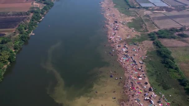 Вид Сверху Воздуха Толпу Людей Большом Берегу Реки Время Индуистского — стоковое видео