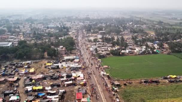 Aerial Track View Huge Crowded Road Huge Tents Shelters Farmlands — Vídeo de Stock