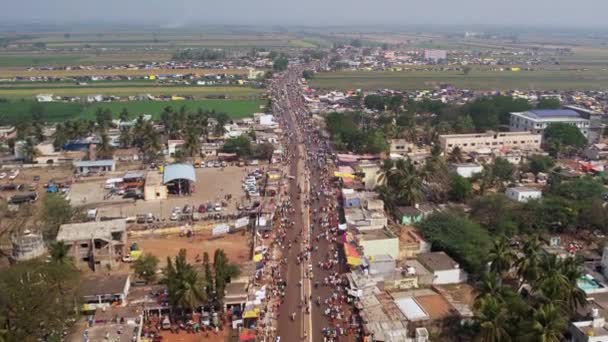 Воздушный Вид Огромной Толпы Движущейся Оживленным Дорогам Время Индуистского Религиозного — стоковое видео