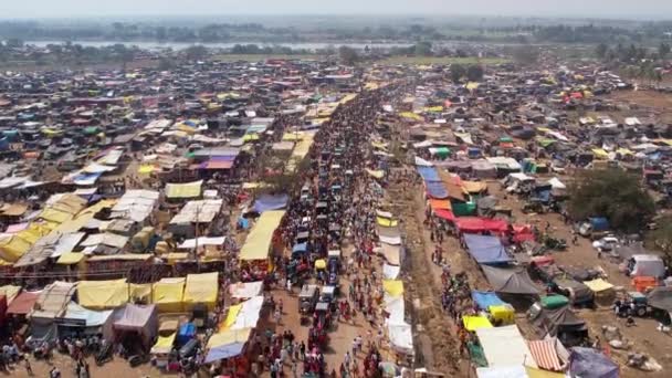 Aerial Huge Crowd People Moving Busy Road Amidst Large Tents — Stok video
