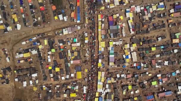 Eine Luftaufnahme Einer Riesigen Menschenmenge Und Fahrzeuge Auf Einer Viel — Stockvideo