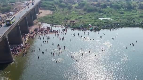 Vijayanagara India February 2023 Aerial View People Bathing Large River — Vídeo de Stock