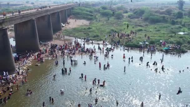 Vijayanagara India February 2023 Aerial View People Bathing Large River — Wideo stockowe