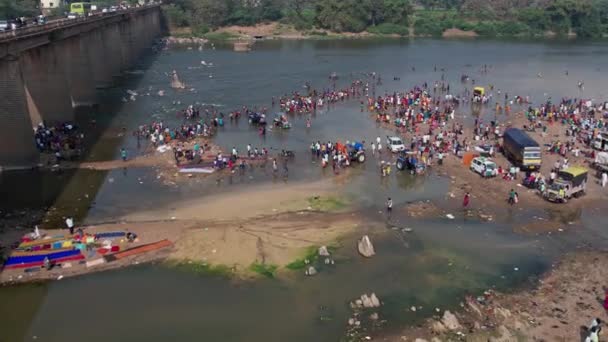 2023年2月7日 印度维贾亚那加拉 在后来的宗教节日期间 人们在一条有桥的河里沐浴的空中景象 — 图库视频影像