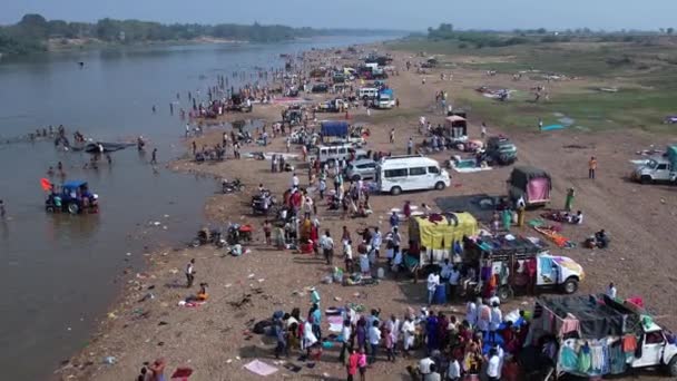 2023年2月7日 印度维贾亚那加拉 在印度教狂欢节期间 一大群人和车辆聚集在大河岸边 — 图库视频影像