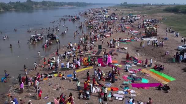 2023年2月7日 印度维贾亚那加拉 在印度教狂欢节期间 一大群人和车辆聚集在大河岸边 — 图库视频影像