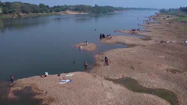 印度维贾亚纳加拉 2023年2月7日 在宗教节日期间 人们在一条沙滩覆盖的大河边沐浴的空中景象 — 图库视频影像