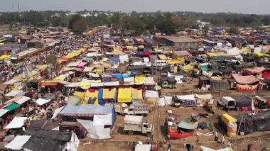 Vijayanagara, Hindistan-7 Şubat 2023: Hindu dini festivali sırasında bir Hint yıllık fuarı sırasında büyük bir insan, çadır, dükkan ve barınak kalabalığının havadan görünüşü