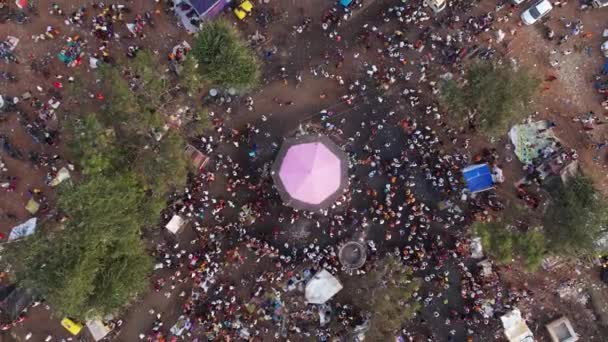 Aerial Top View Crowds Vehicles Gathered Temple Hindu Religious Event — Stock video