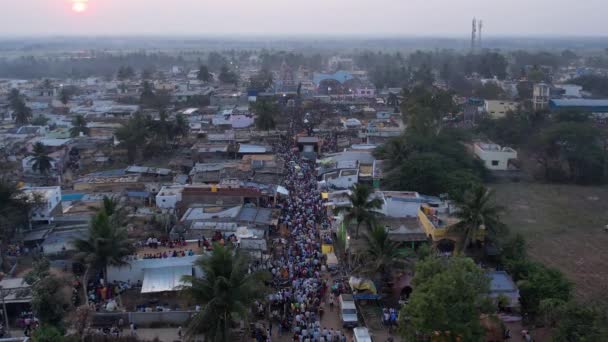 Aerial Video Massive Crowd Moving Busy Road Temple Religious Event — Vídeo de stock