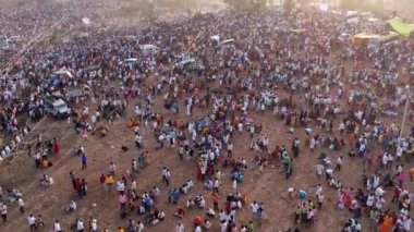 Vijayanagara, Hindistan-7 Şubat 2023: Her yıl düzenlenen Hindu dini etkinliği sırasında muazzam kalabalığın havadan görünüşü Karaikotsava veya kehanet sırasında tarım arazisinde toplandı