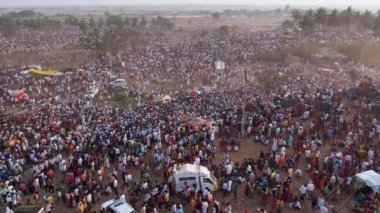 Vijayanagara, Hindistan-7 Şubat 2023: Hindu dini etkinliği sırasında karayolları ve tarım arazileri üzerinde hareket eden büyük insan topluluğunun havadan görünüşü veya kehanet