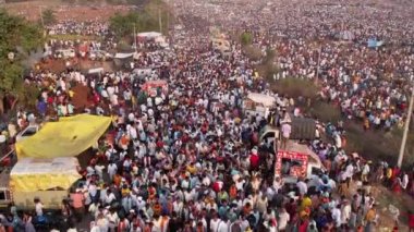 Vijayanagara, Hindistan-7 Şubat 2023: Geleneksel Hindu dini etkinliği sırasında kalabalık yollarda yürüyen kalabalığın havadan görünüşü veya kehanet