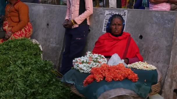 2023年2月12日 印度班加罗尔 一位老太太在市场上出售茉莉花和爆竹花环时被查封 — 图库视频影像