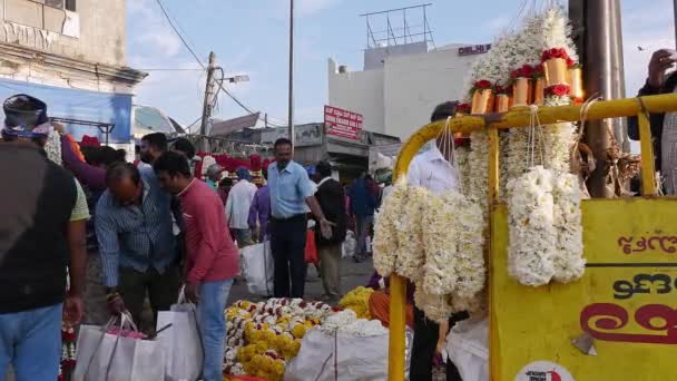 Bangalore India February 2023 Closeup People Purchasing Fresh Garlands Market — Stock video