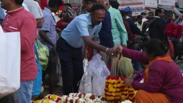 Bangalore India February 2023 Closeup Man Purchasing Fresh Garlands Market — Stock video