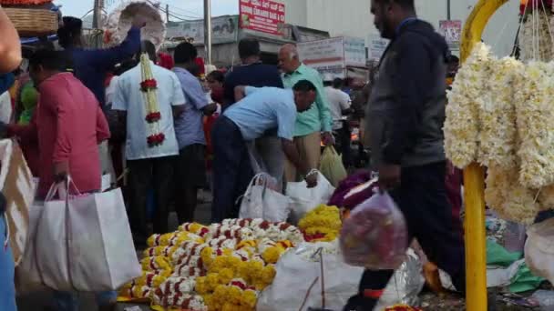 Bangalore India February 2023 Closeup Man Purchasing Fresh Garlands Market — Stock video