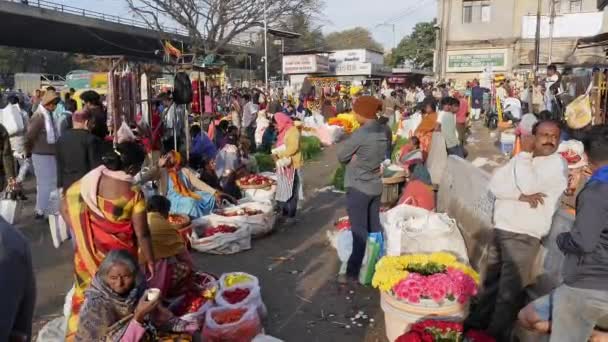 Bangalore Hindistan Şubat 2023 Pazar Sabahları Renkli Çiçek Çelenkleri Satan — Stok video