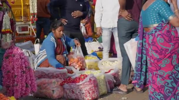 印度班加罗尔 2023年2月12日 在花卉市场上 女性用塑料袋为顾客包装花卉的近景 — 图库视频影像