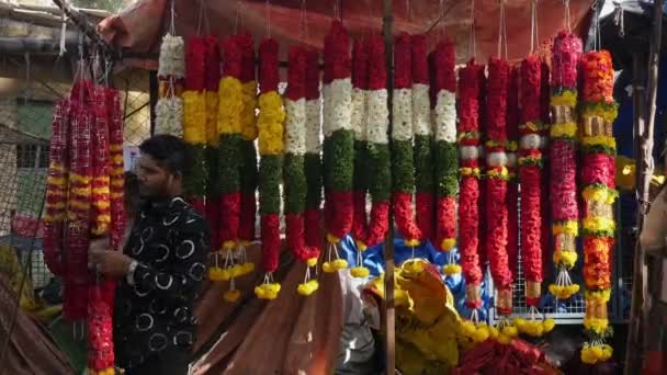 Bangalore Hindistan Şubat 2023 Çiçekçide Asılı Duran Kırmızı Gül Çelenklerini — Stok video