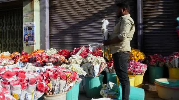 Bangalore India February 2023 Florist Arranging Verities Chrysanthemum Dahlia Flowers — Vídeo de Stock