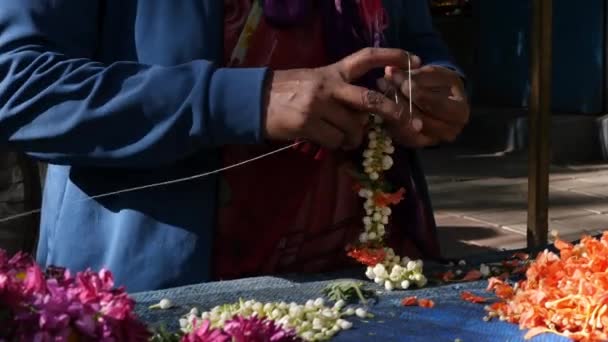 Indian Woman Making Crossandra Jasmine Garland Her Hands Roadside Flower — Vídeo de Stock